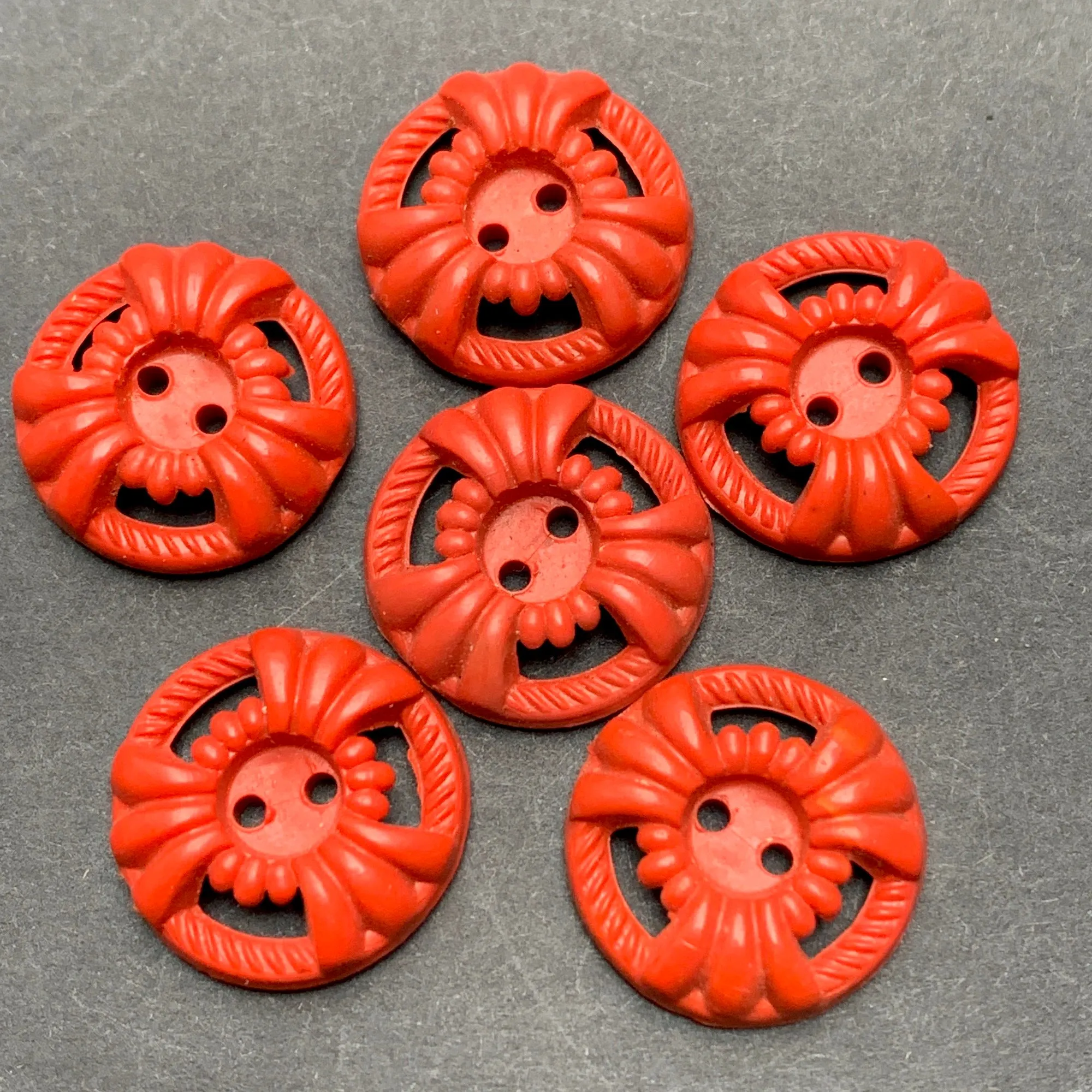 6 Extraordinary 1940s Red 2cm Buttons