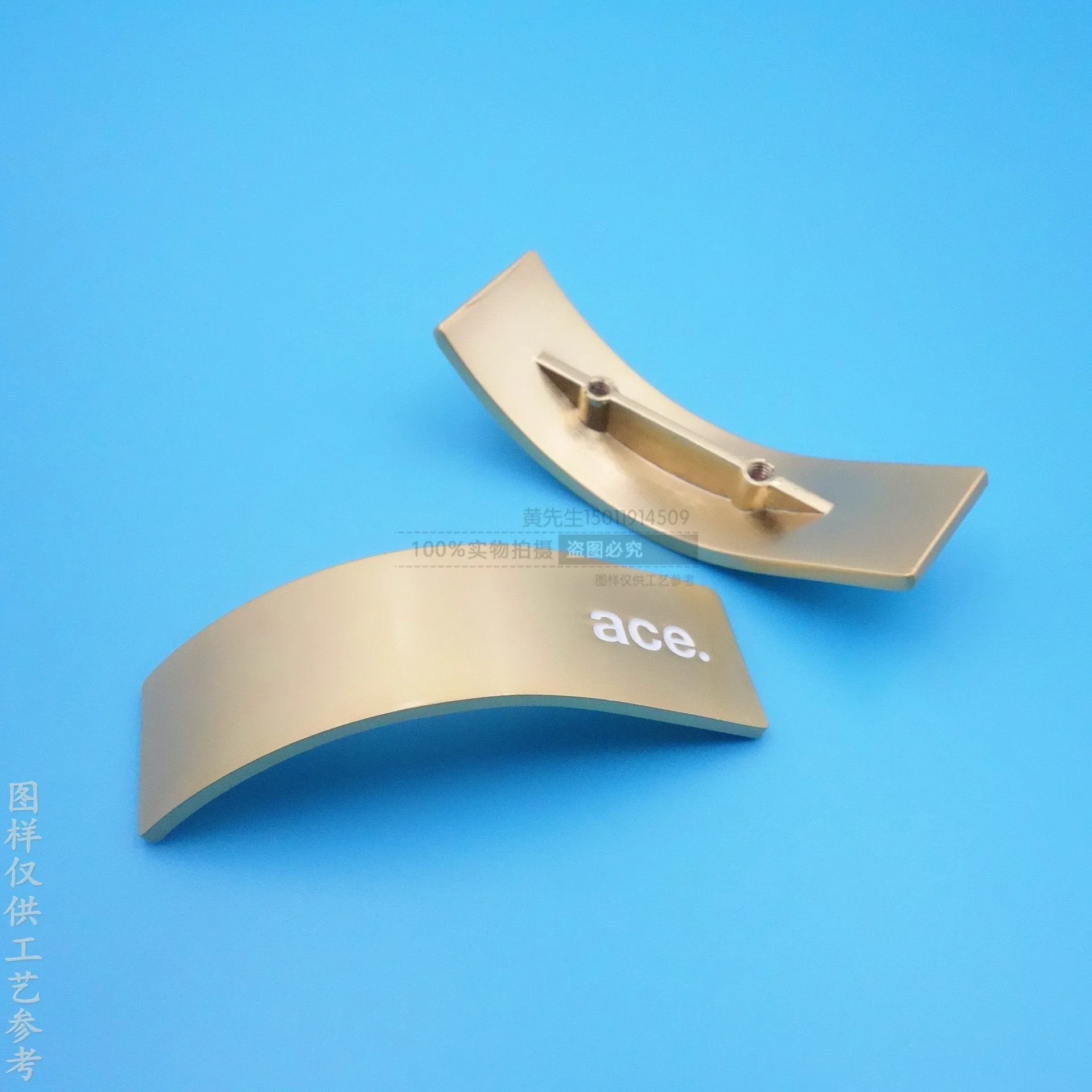 Globoidal metal suitcase label