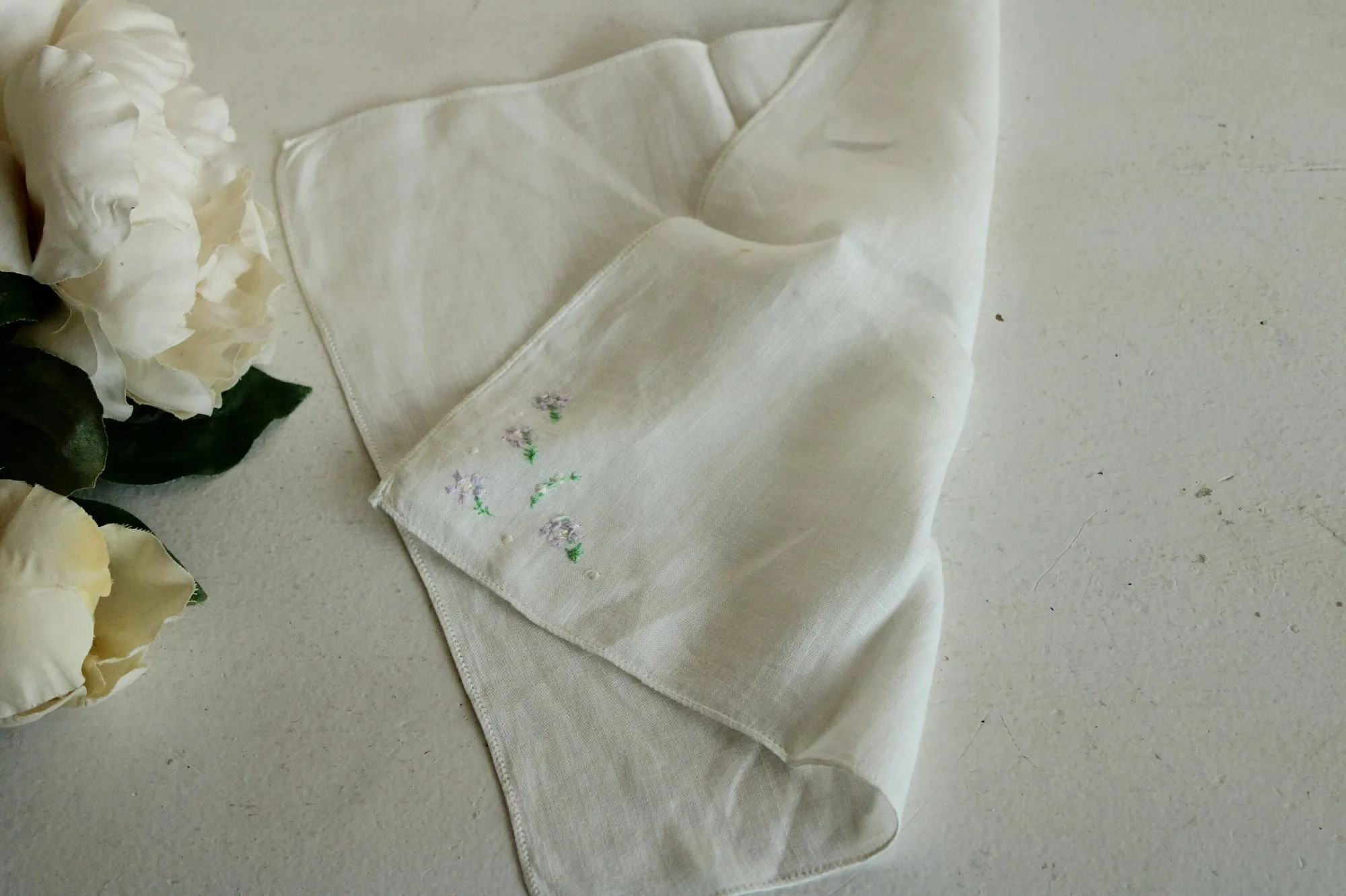 Vintage 1940s 1950s Embroidered Purple Flowers Handkerchief
