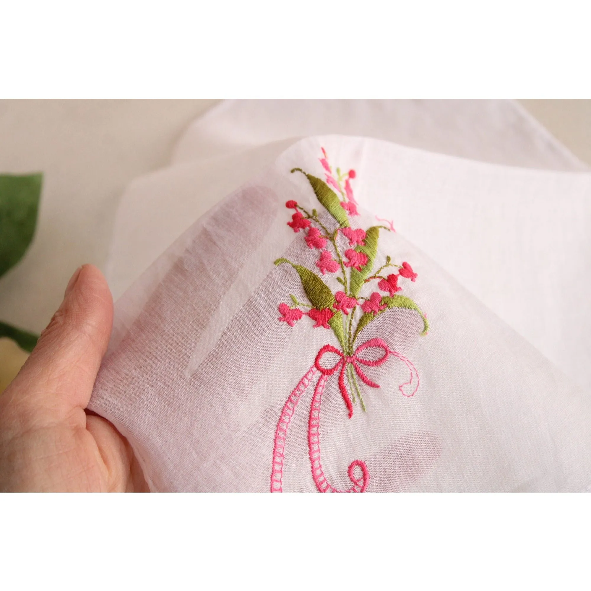 Vintage 1950s White Linen With Pink Embroidered Flowers