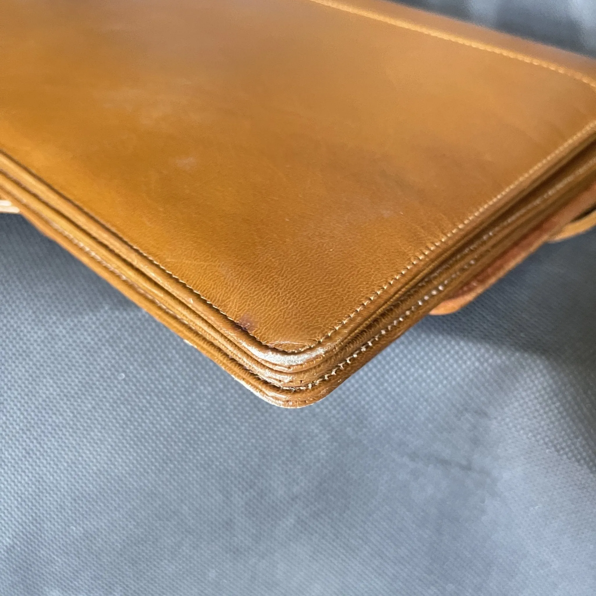 Vintage Brown Leather Clutch or Purse from Saks Fifth Avenue. Sleek Envelope Style. 1970s Fashion.