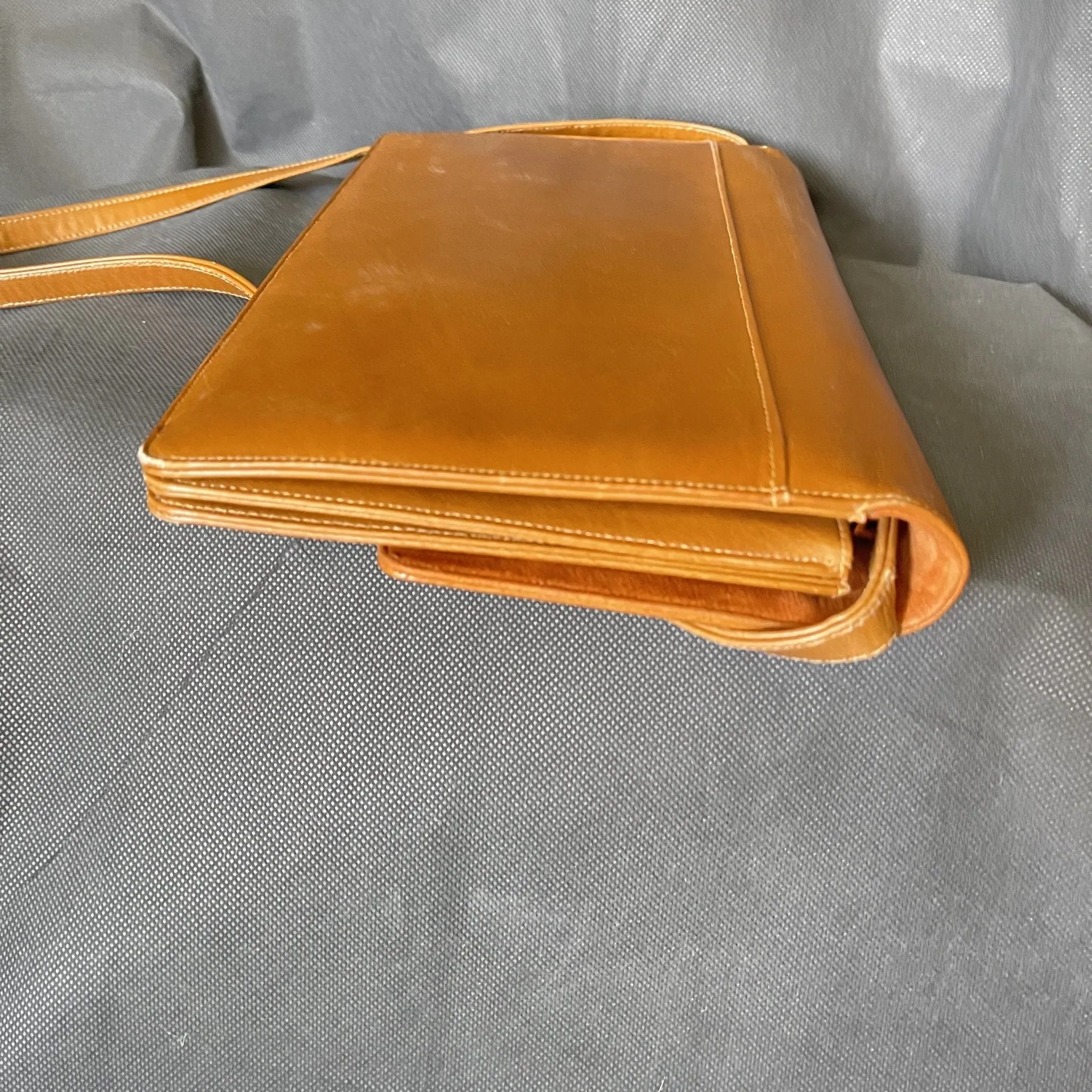 Vintage Brown Leather Clutch or Purse from Saks Fifth Avenue. Sleek Envelope Style. 1970s Fashion.