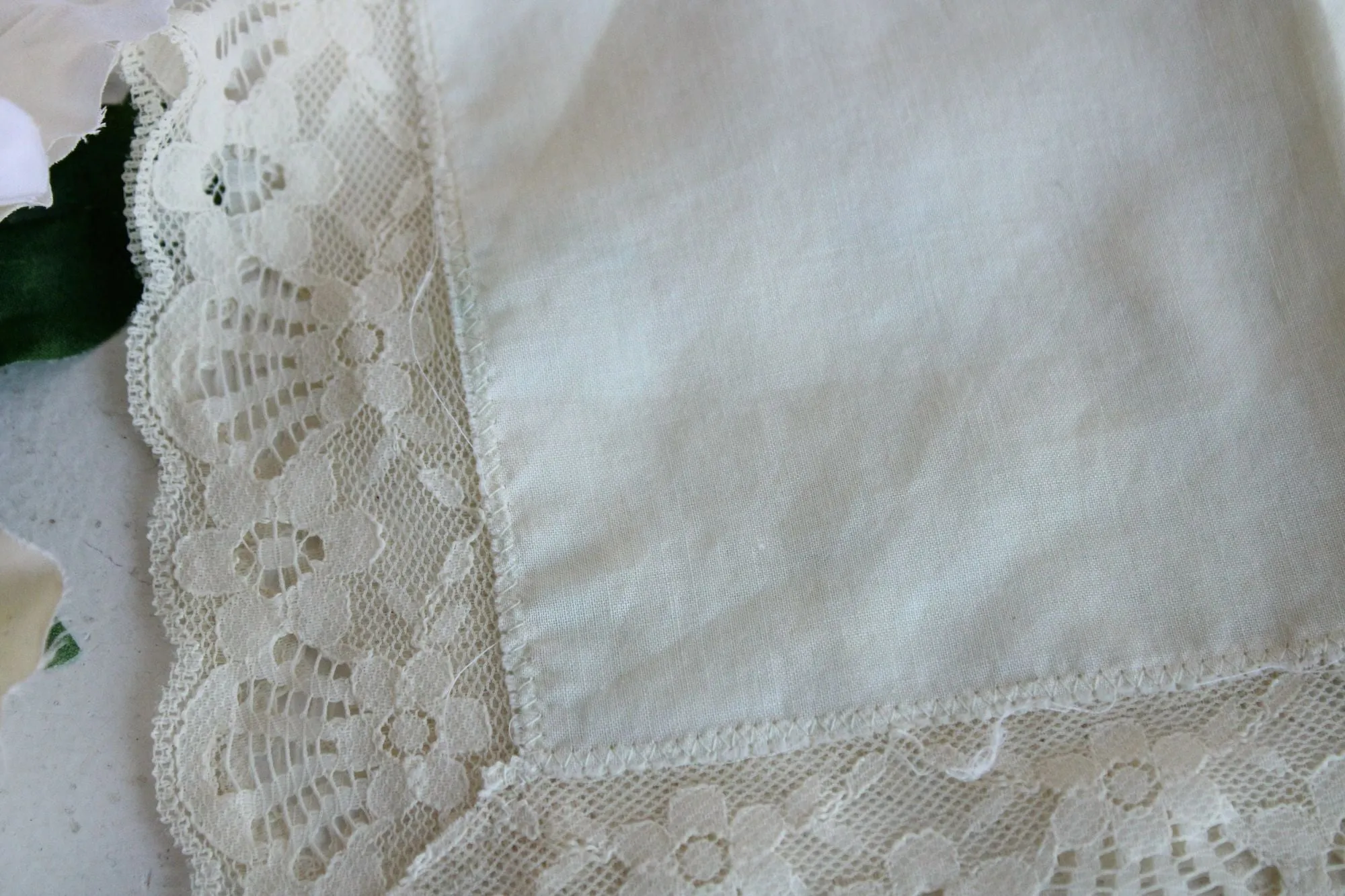 Vintage Ivory Linen with Lace Trim Hankie