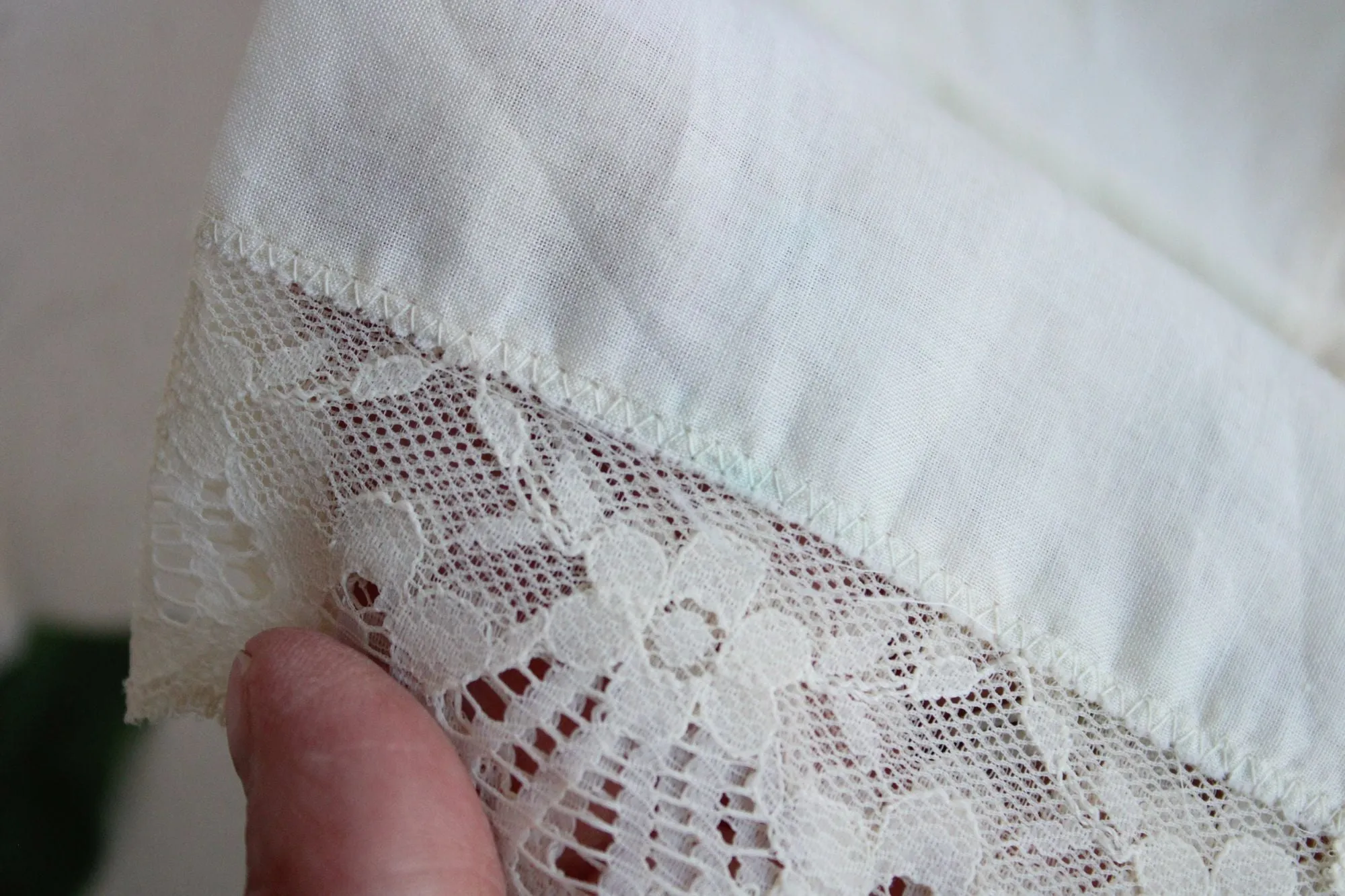 Vintage Ivory Linen with Lace Trim Hankie