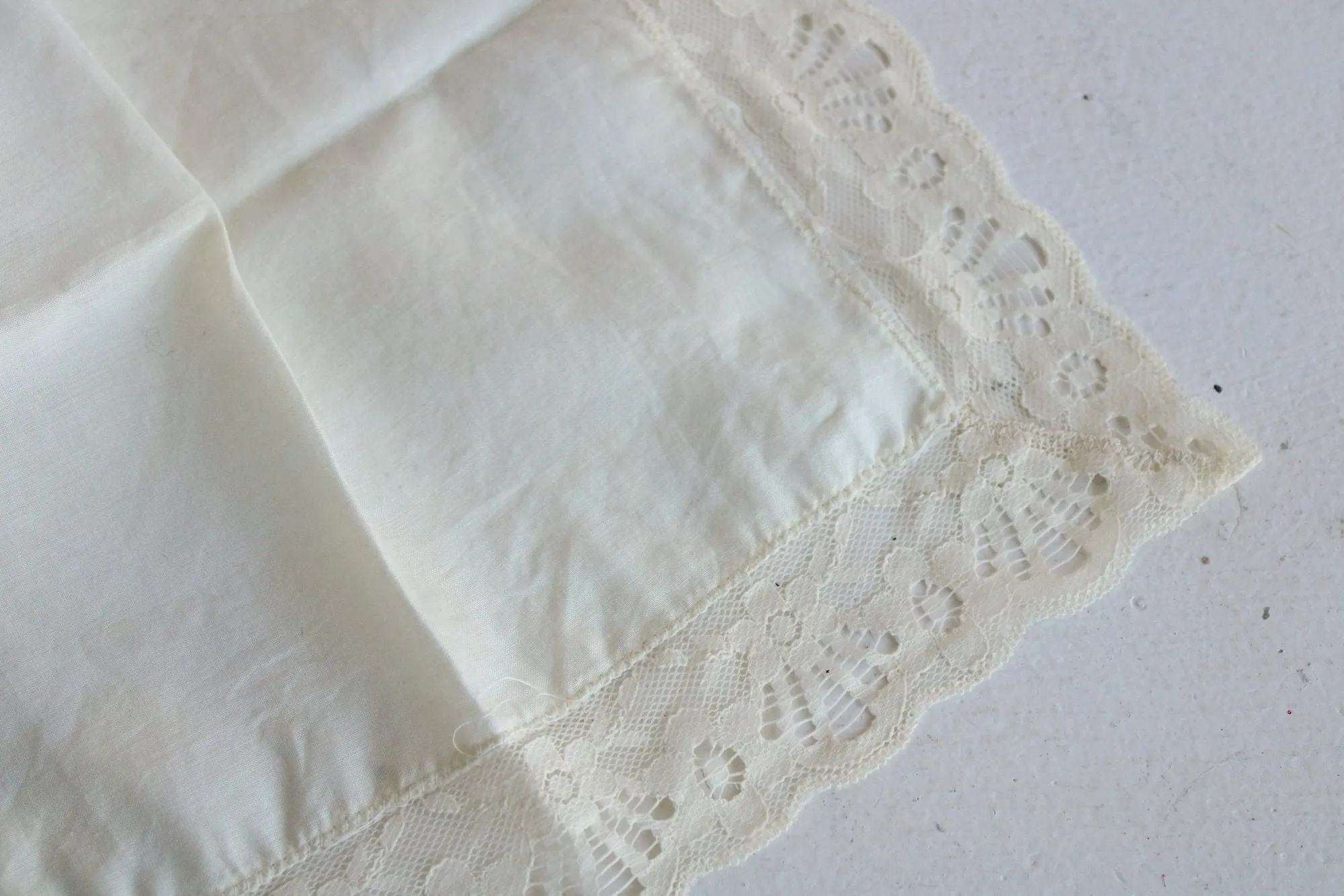 Vintage Ivory Linen with Lace Trim Hankie