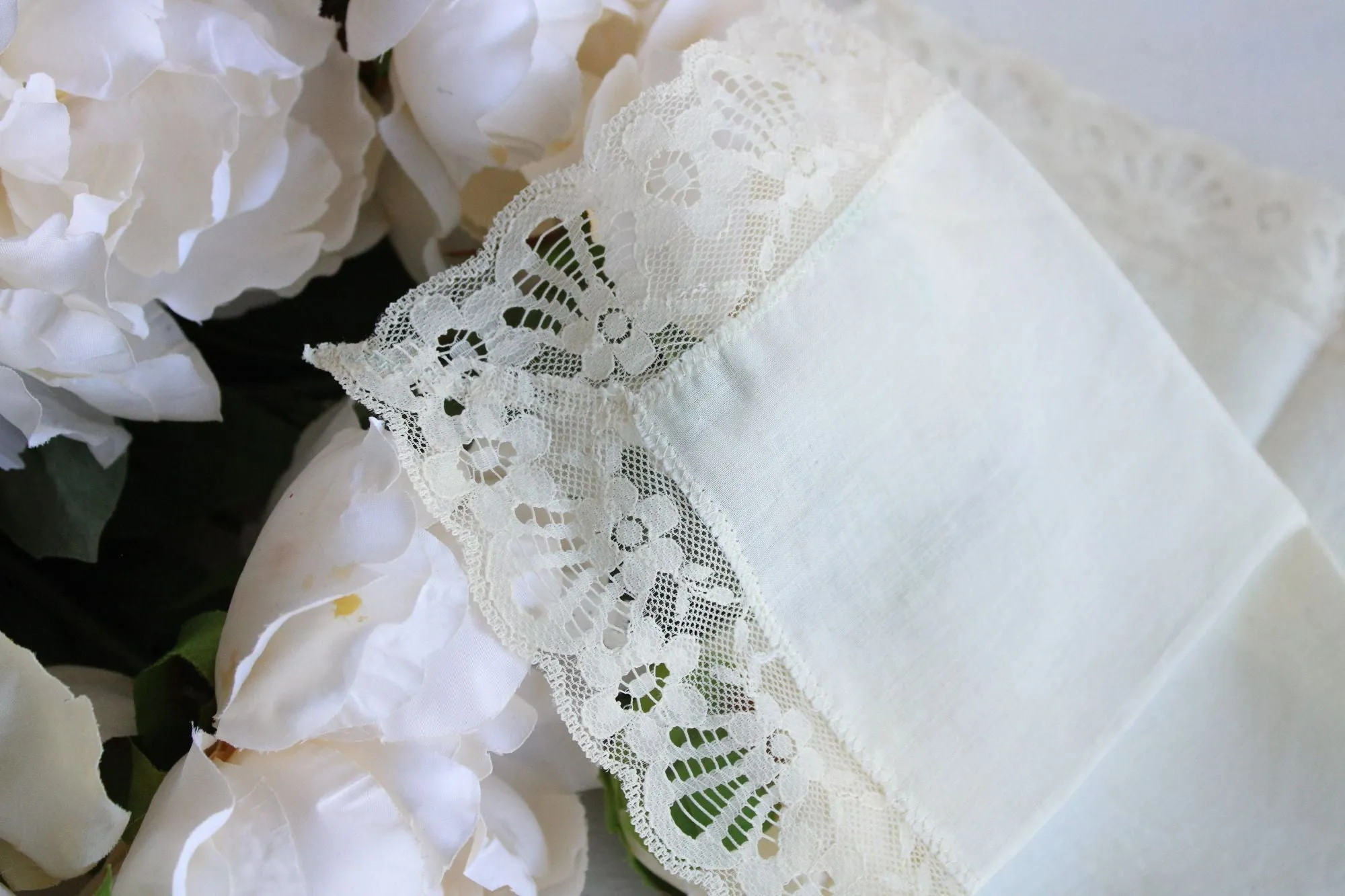 Vintage Ivory Linen with Lace Trim Hankie