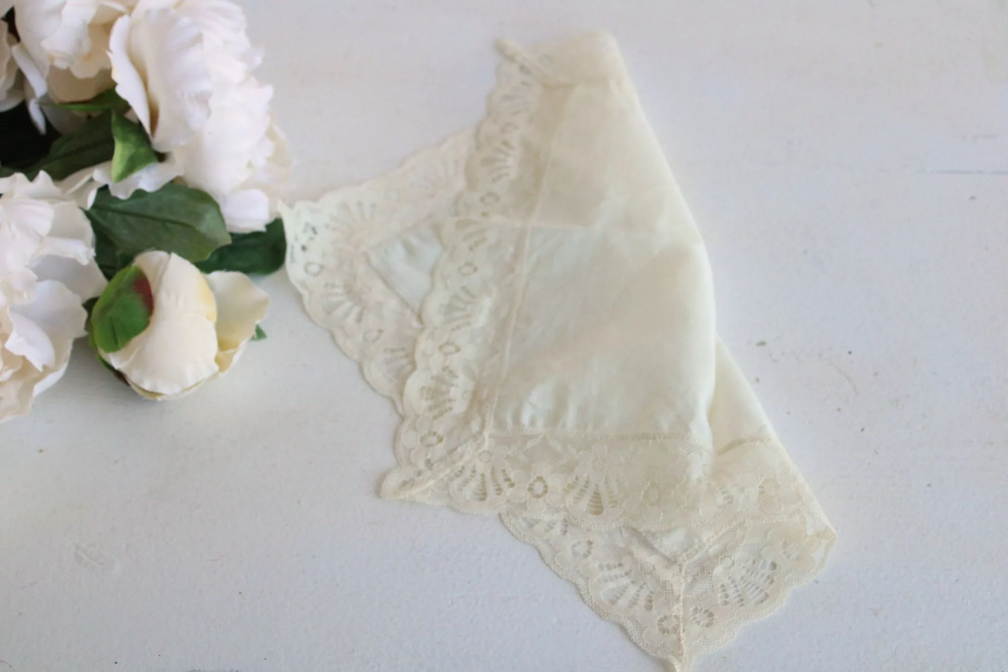 Vintage Ivory Linen with Lace Trim Hankie