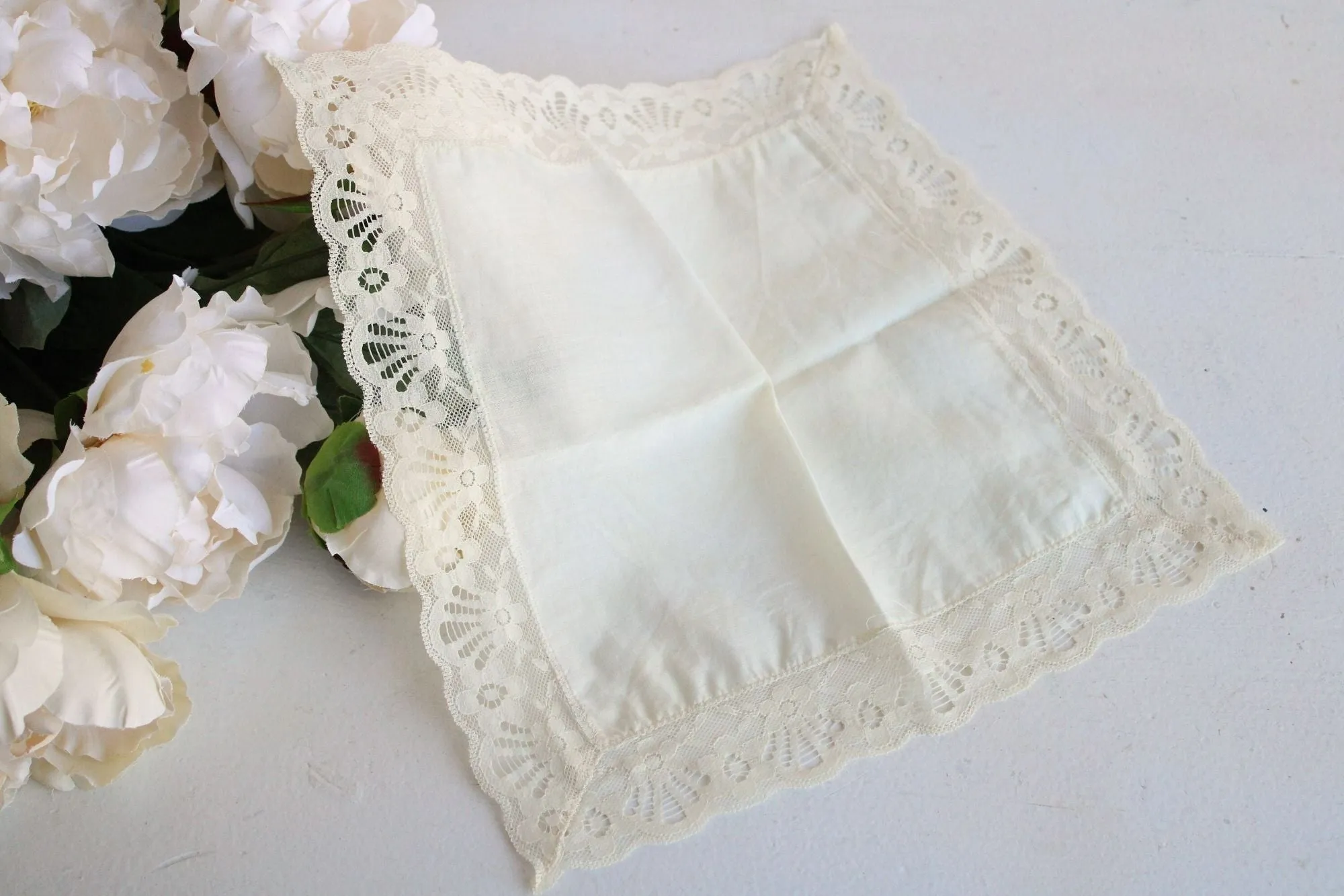 Vintage Ivory Linen with Lace Trim Hankie